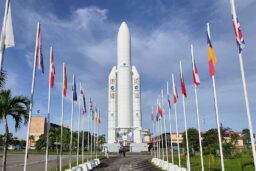 Kourou - La maquette du lanceur Ariane 5, grandeur nature, à l’entrée de l’aéroport spatial.