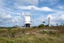 Un des pas de tir, reconnaissable aux mats paratonnerre sur les quatre côtés.
