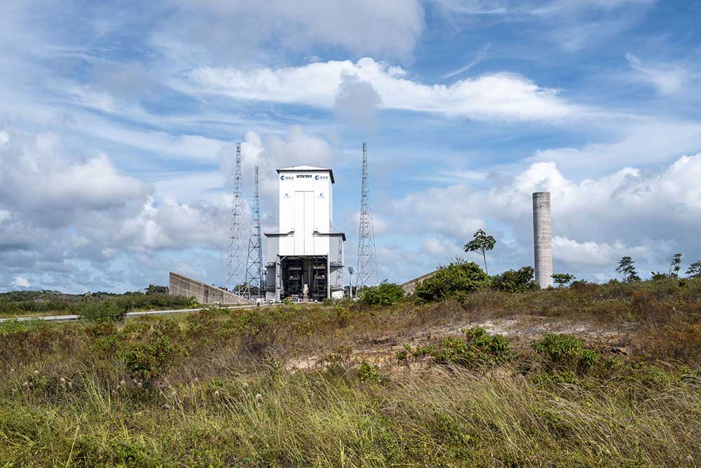 Un des pas de tir, reconnaissable aux mats paratonnerre sur les quatre côtés.