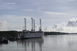 Kourou - Le voilier qui amène les éléments des fusées depuis la métropole.