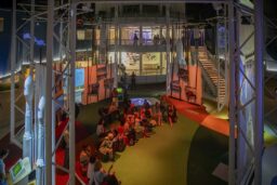 Les adultes, tout comme les plus petits, sont subjugués par ce monde si particulier.