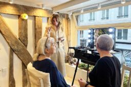 Isabelle Pain s’est affranchit du geste technique pour valoriser les émotions, l’intuition et le ressenti. Pour elle, le maquillage révèle la personne, il ne doit ni masquer ni uniformiser.