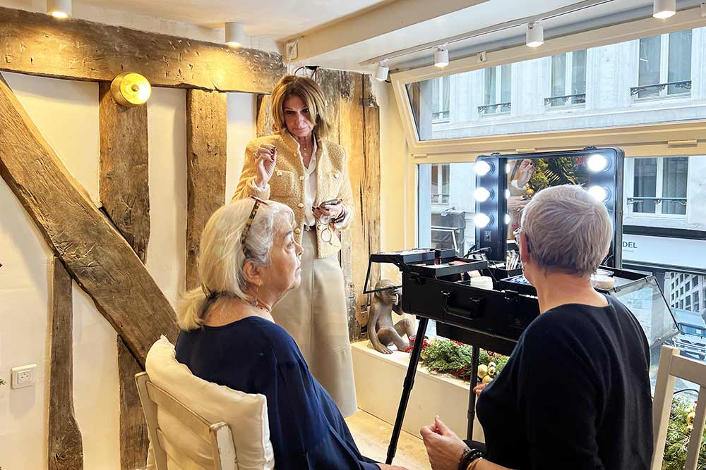 Isabelle Pain s’est affranchit du geste technique pour valoriser les émotions, l’intuition et le ressenti. Pour elle, le maquillage révèle la personne, il ne doit ni masquer ni uniformiser.