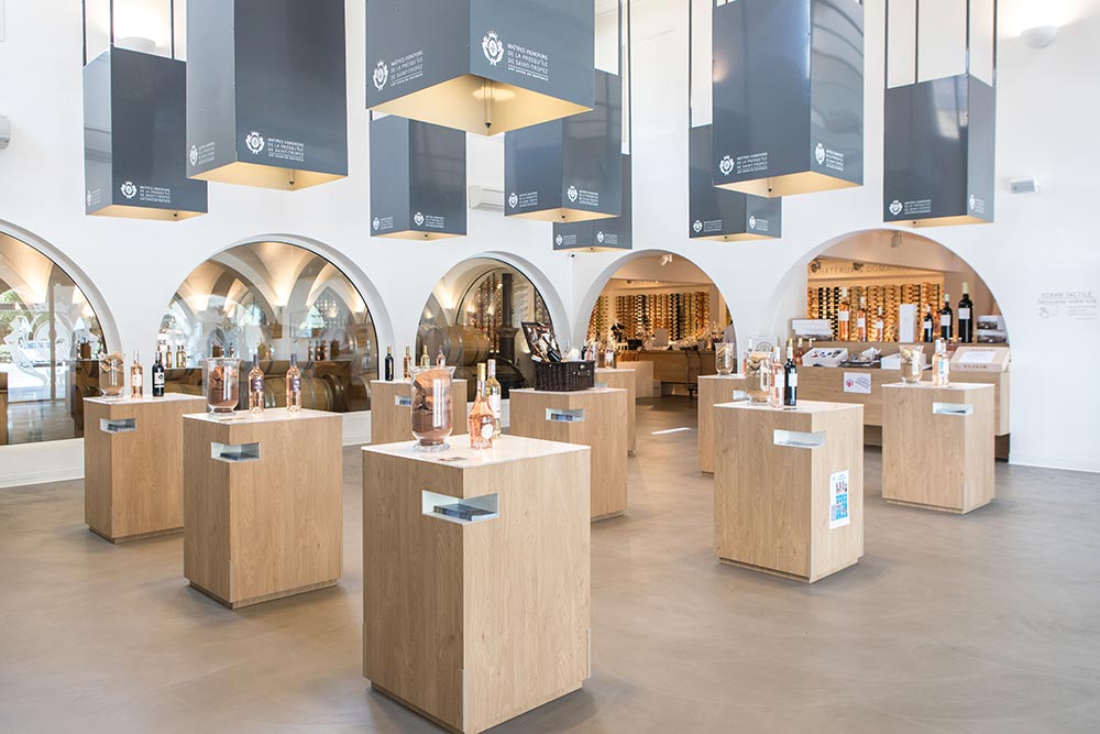 Les présentoirs des Maîtres Vignerons de Saint-Tropez.