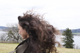 re-connect - Cheveux au vent et visage naturel.