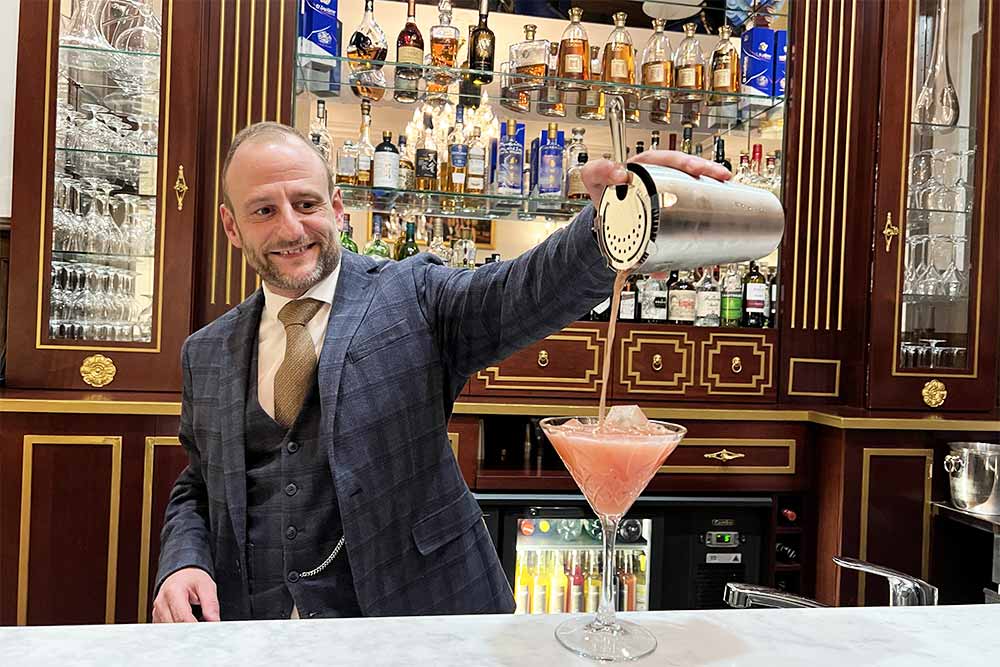 Nicolas Point en train de préparer un Cocktail sans alcool.