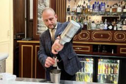 Nicolas Point en train de préparer un Cocktail sans alcool.