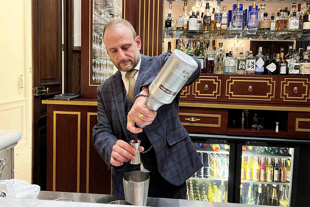 Nicolas Point en train de préparer un Cocktail sans alcool.