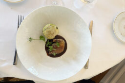 Une mini cuisse de pigeon qui fait partie du menu dégustation auquel j'ai eu droit. Pigeon élevé à proximité.