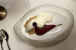 Poire au vin et glace à la vanille.