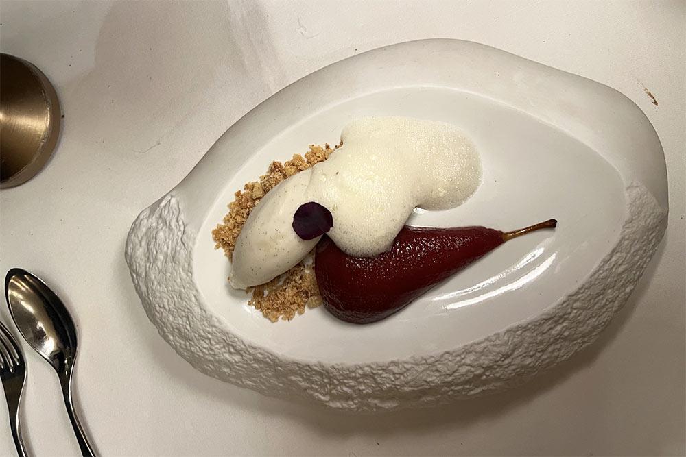 Poire au vin et glace à la vanille.