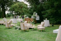 Préparation de la réception en extérieure.