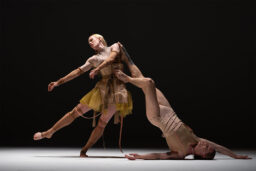 Juliette et Roméo - revisite le mythe shakespearien en ballet contemporain.