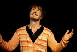 Rouler des pelles au néant.