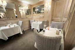 Une salle à manger élégante et sobre.