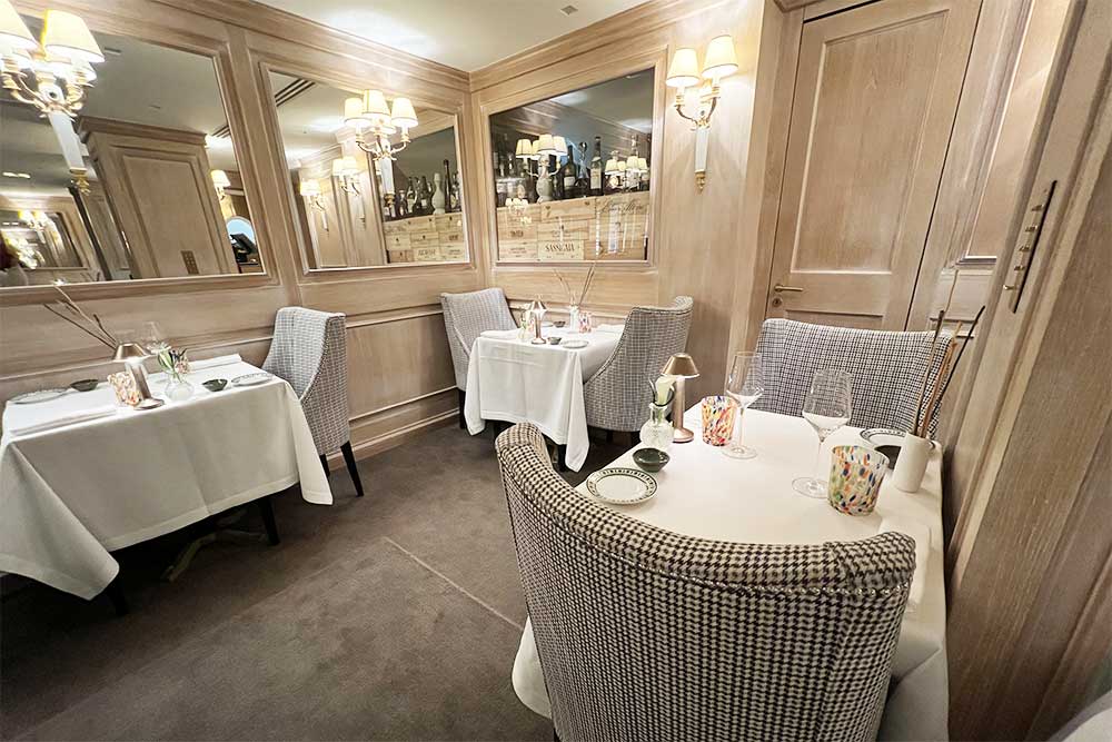 Une salle à manger élégante et sobre.