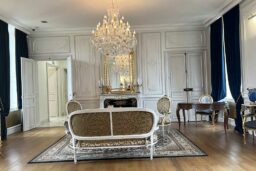 Un agréable salon situé sur la gauche en entrant dans le hall du château.