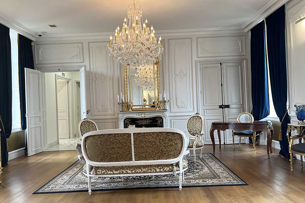 Un agréable salon situé sur la gauche en entrant dans le hall du château. 