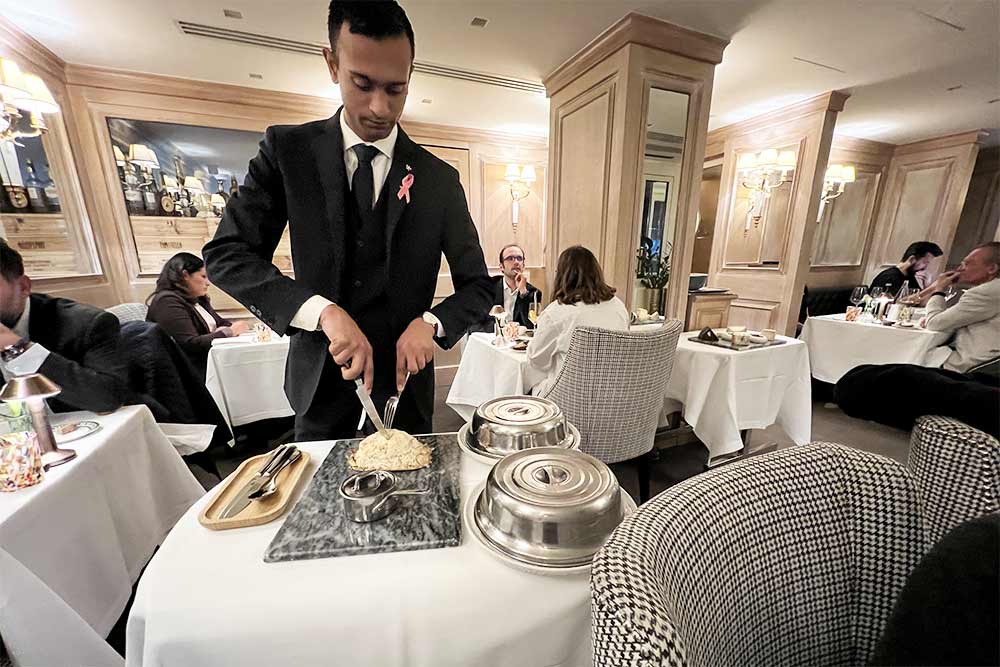 Selle d'agneau aux saveurs champêtres, girolles et raisin cuit en croute de sel.