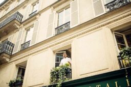 Paolo Ambrogio à une des fenêtres de l'hôtel.