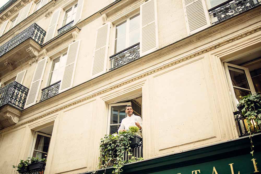 Paolo Ambrogio à une des fenêtres de l'hôtel.