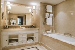 Hôtel Splendide Royal - Salle de bain de la suite.