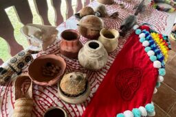 Poteries et broderies amérindiennes, centre amérindien Kalawashi à Kourou