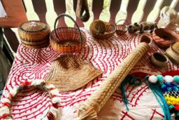 Vanneries amérindiennes dont une couleuvre et un éventail à feu, centre culturel Kalawashi, Kourou