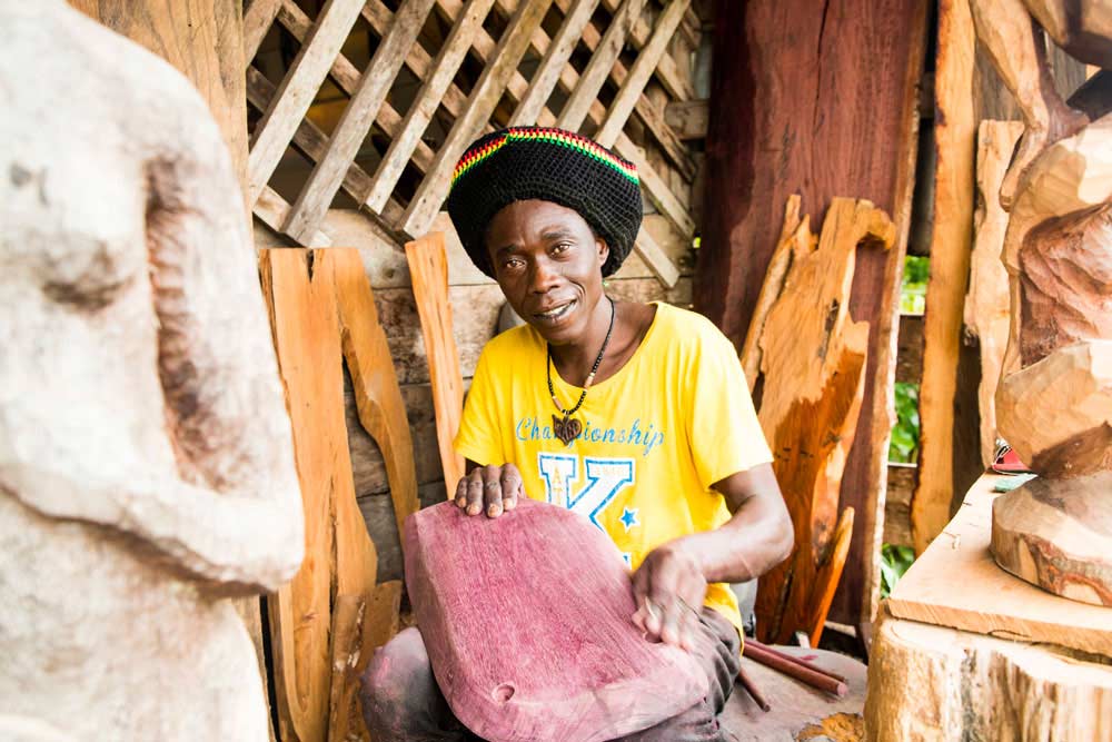 Arts-guyanais - Sculpteur Saramaka (bushinengue) ©WKinnoo_LECTGuyane09 Pashilanga (le chemin est long) par l'artiste tembe Francky Amété, musée des cultures guyanaises © Antoine Rozès. A droite, peintre Tembé 