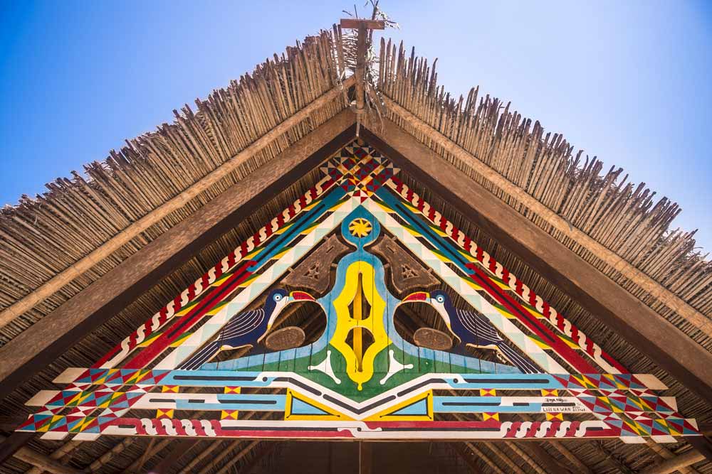Arts-guyanais - Fronton de maison décoré d'art tembé ©ABrusini_LECTGuyane11 Buvette avec peinture tembe, quartier de la Charbonnière, Saint-Laurent-du-Maroni 
