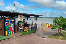 Buvette avec peinture tembe, quartier de la Charbonnière, Saint-Laurent-du-Maroni ©Valérie Collet