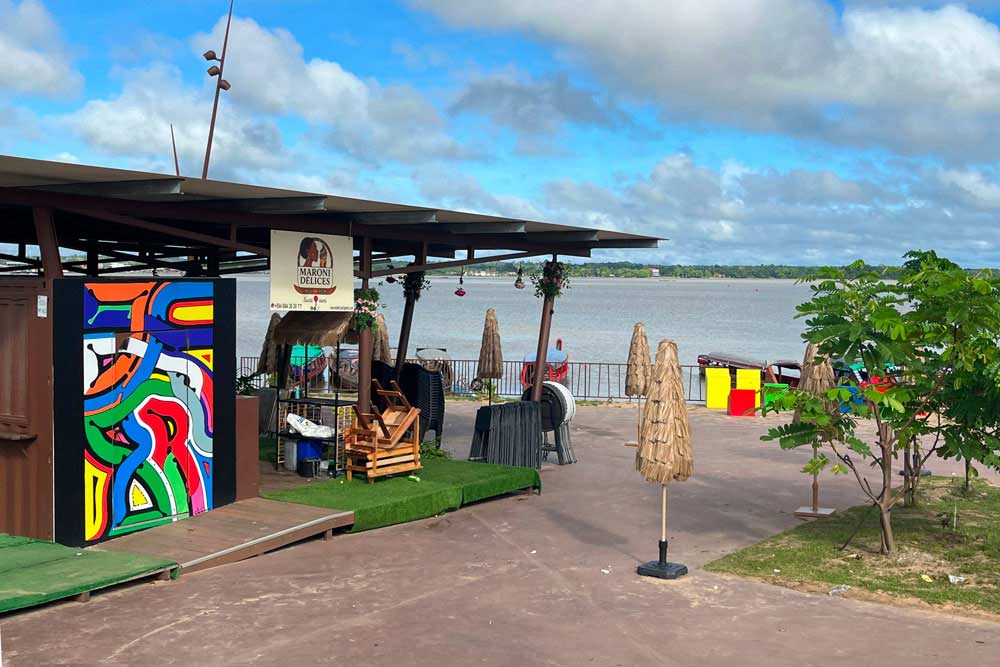 Buvette avec peinture tembe, quartier de la Charbonnière, Saint-Laurent-du-Maroni ©Valérie Collet