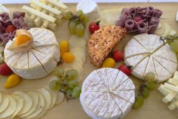 Escales Alsaciennes - De la mozarella mais aussi d’autres fromages, dont du camembert.