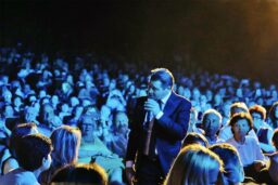 Les fans sont présents dans la salle.