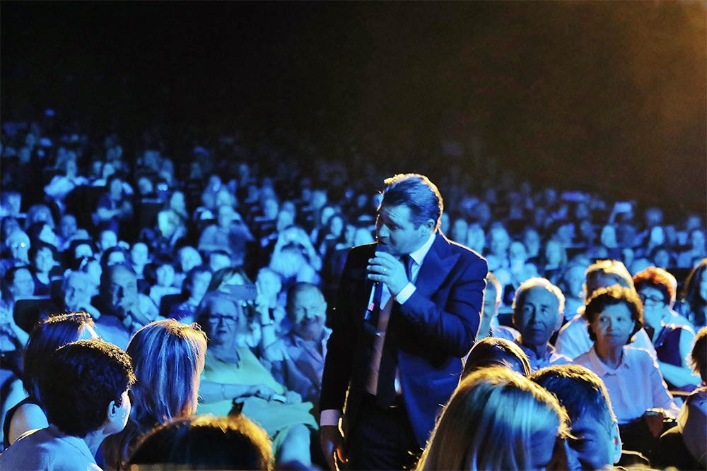 Les fans sont présents dans la salle.