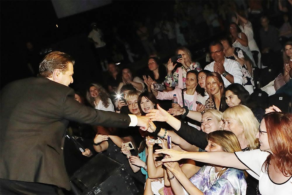 Les fans sont présents dans la salle.
