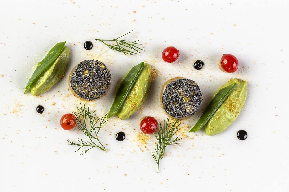 Sphère de millet à l'avocat et au pavot.