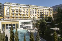 Palace Merano - Le parc et la piscine.