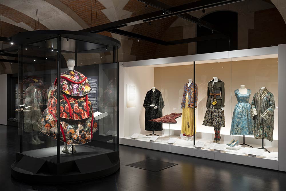 La tenue de gauche est impressionnante.