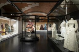 Les modèles sont bien mis en valeur.