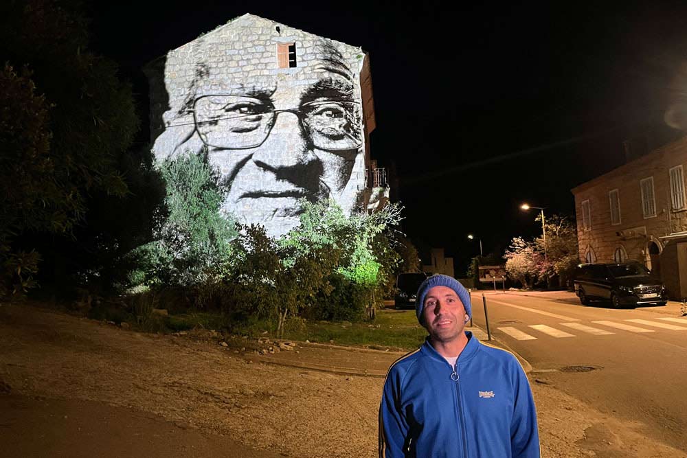 Sud-Corse - Philippe Echaroux devant Ange (projection à Figari)