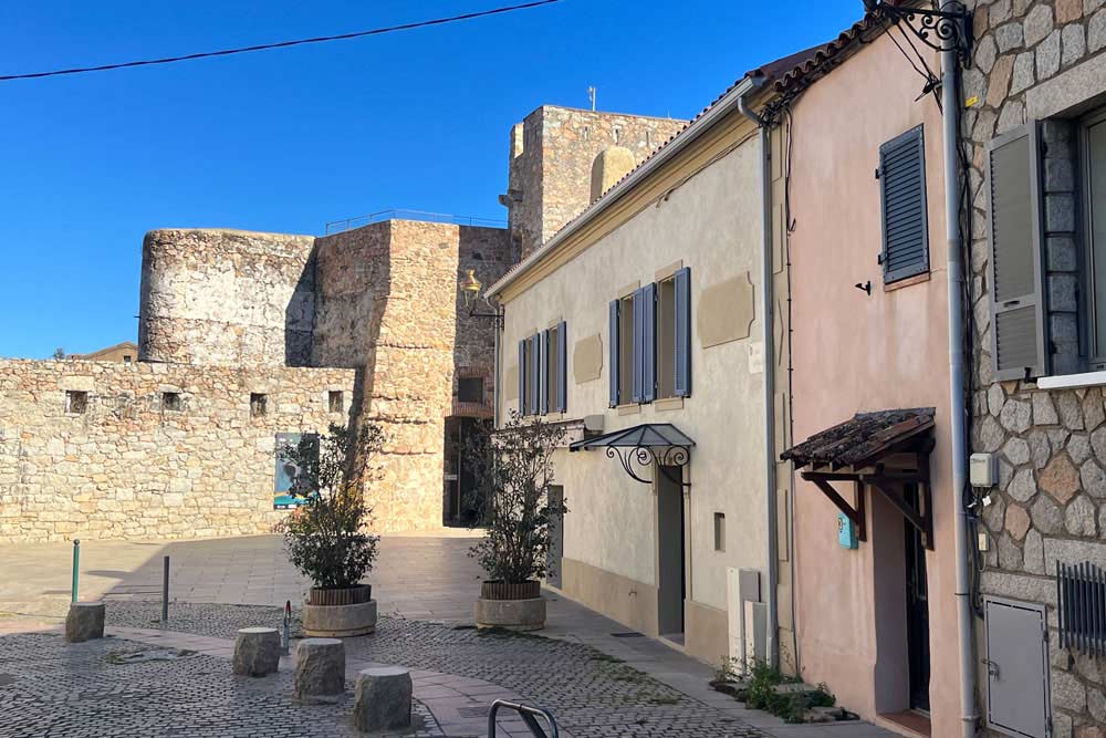 Le Bastion de France (au fond), Porto-Vecchio.