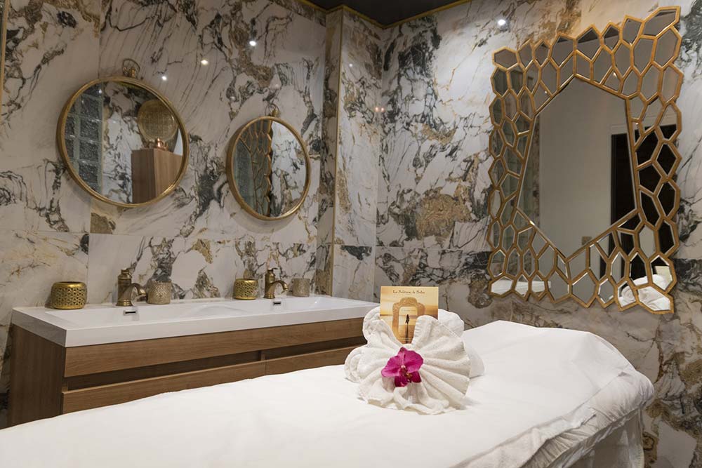 Une cabine de soins élégante.