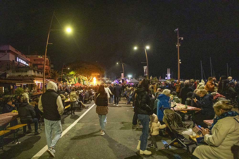 Mimosa - De longues tablées en plein air, une foule bigarrée et une atmosphère chaleureuse où habitants et visiteurs partagent bien plus qu’un repas.