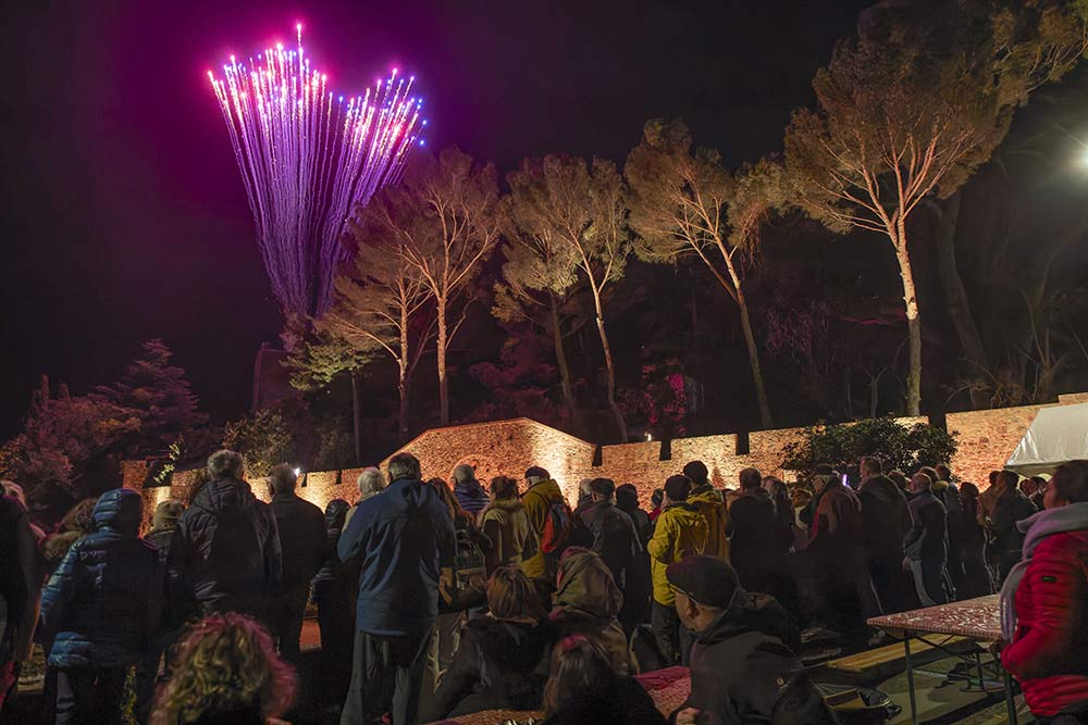 Mimosa - À la tombée de la nuit, le ciel de Mandelieu s’embrase au-dessus du Château de La Napoule. Le public est conquis !