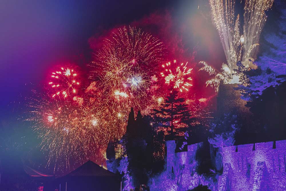 Mimosa - Le feu d’artifice illumine le ciel et vient épouser les remparts du Château de La Napoule, silhouette emblématique de la baie.