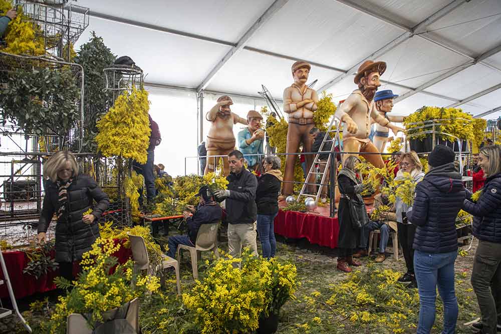 Dans les coulisses du corso, les bénévoles piquent le mimosa à la main. Un travail patient et collectif, à l’abri des regards.