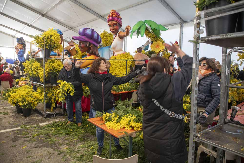 Entre piquage des branches et éclats de rire, les bénévoles transforment l’effort collectif en moment de fête.