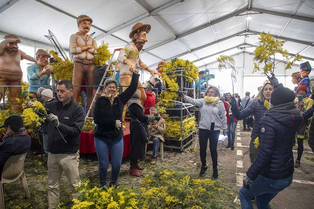 Mimosa - La préparation des chars devient une scène improvisée où l’on danse autant qu’on travaille.