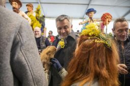 Sébastien Leroy, maire de Mandelieu-La Napoule, vient saluer et encourager les bénévoles, mimosa à la boutonnière.